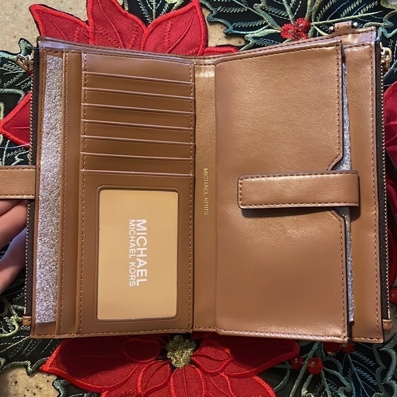 Brand New Michael Kors Phone Case Wristlet Zip Pockets Wallet Brown Gold Stars - Picture 10 of 15